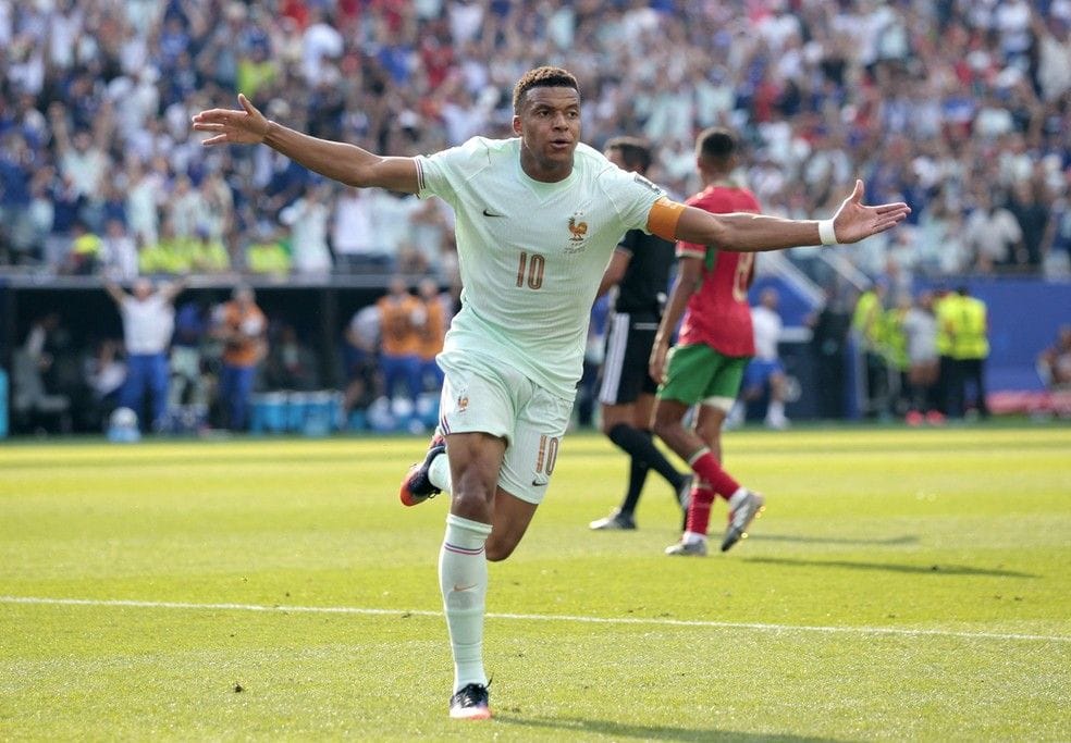Copa do Mundo -  Kylian Mbappé abriu o placar aos 60 minutos e voltou a mostrar por que é um dos principais nomes do futebol mundial. Pouco depois, Ousmane Dembélé ampliou a vantagem e deu tranquilidade aos comandados de Didier Deschamps, que controlaram o restante da partida até o apito final.