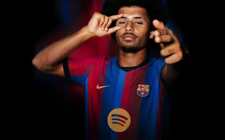 O atacante Karim Adeyemi é o novo reforço do Barcelona até 2031. Veja como o ex-astro do Borussia Dortmund muda o esquema de Hansi Flick no Mercado da Bola.