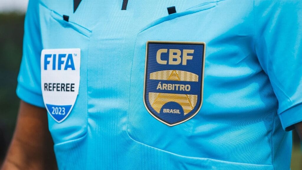 CBF avalia adotar as novas regras da copa para a arbitragem no Brasileirão. Entenda o que muda para jogadores, técnicos, árbitros e torcedores.