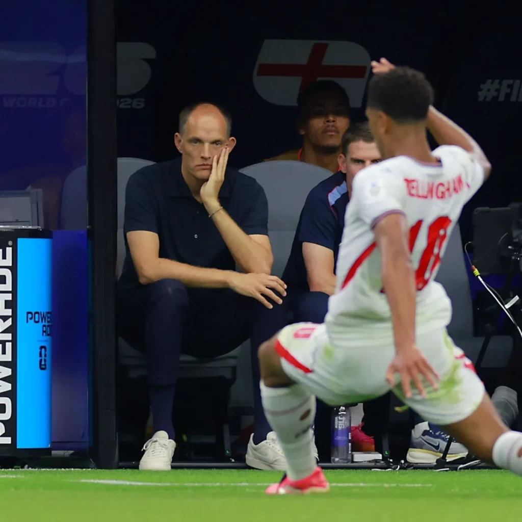 Thomas Tuchel virou alvo de críticas após a derrota da Inglaterra para a Argentina. Entenda por que as decisões do treinador dominaram o debate pós-jogo.