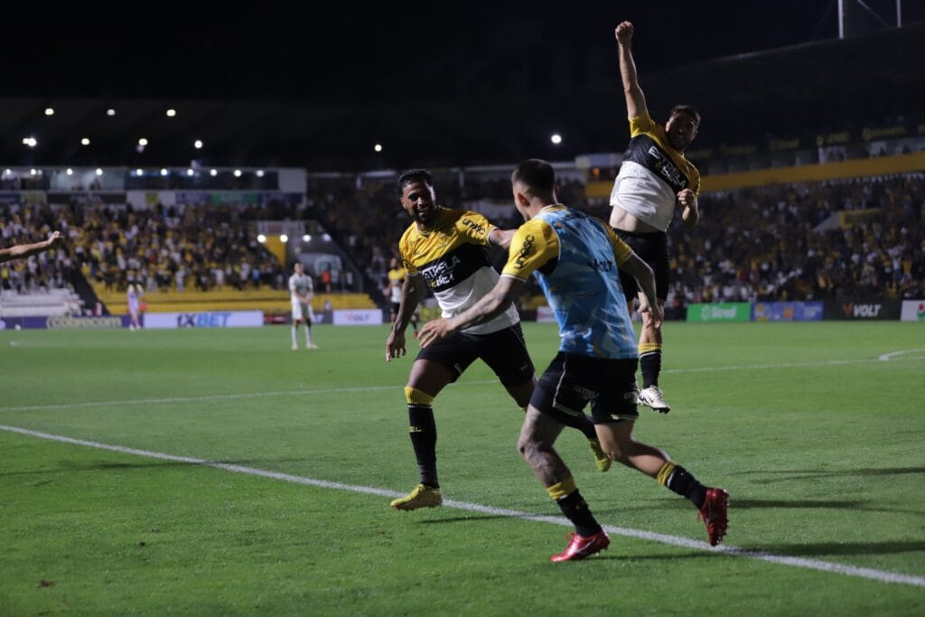 Jogadores do Criciúma comemorando gol na liderança do Brasileirão Série B 2026