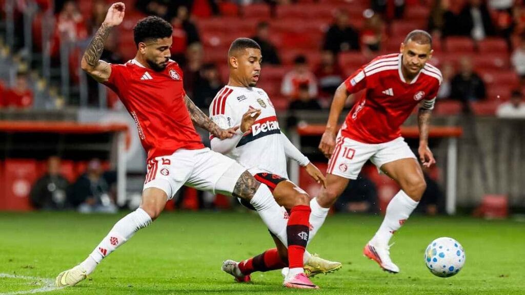 O Flamengo empatou em 1 a 1 com o Internacional no Beira-Rio. Samuel Lino evitou a derrota, mas o Rubro-Negro tropeçou de novo. Confira os fatos no F14 Sports!
