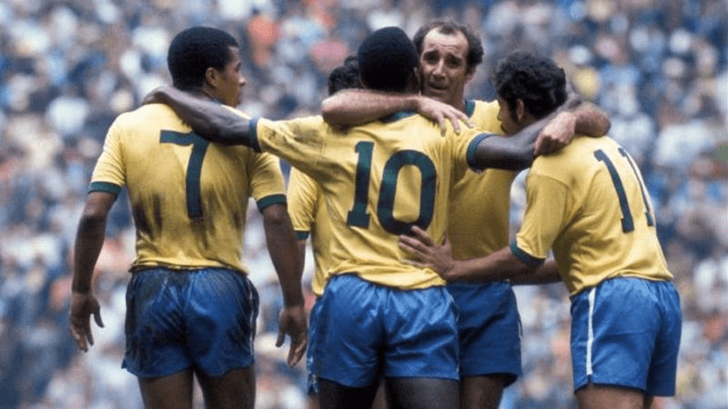 Entenda a verdadeira história por trás da expressão "país do futebol". Descubra como o Brasil construiu essa identidade através da cultura, das Copas e de Pelé.