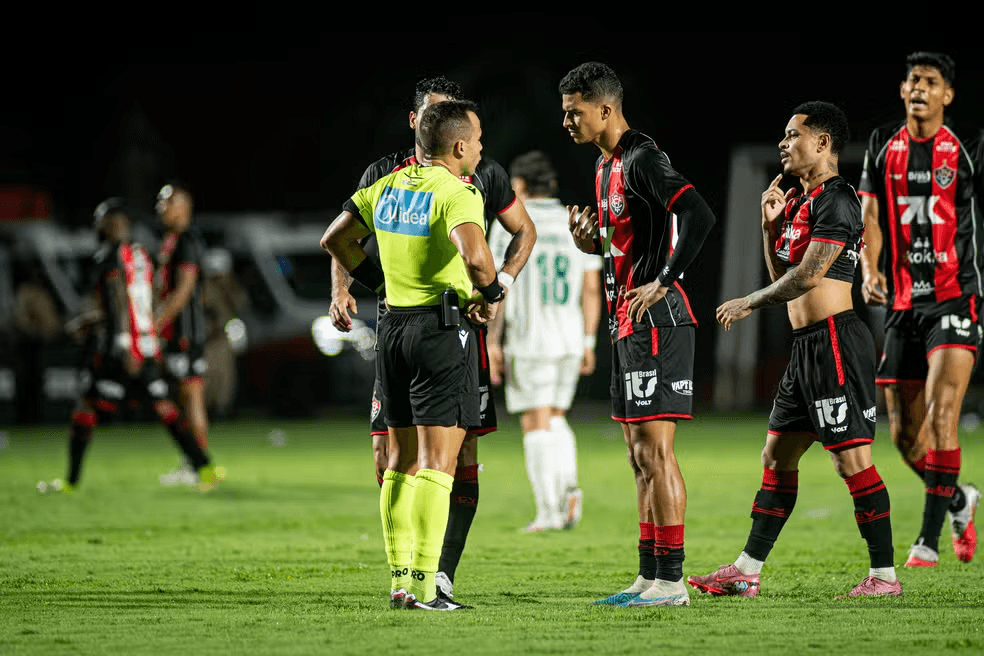 O Palmeiras rebateu as críticas do Vitória, divulgou imagem forte da perna de Arias e defendeu o VAR na goleada por 4 a 0. Veja a análise completa no F14 Sports!