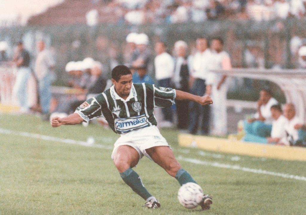 Roberto Carlos pede desculpas à torcida do Palmeiras por ter jogado no Corinthians e revela que o Verdão foi sua prioridade ao voltar ao Brasil em 2010.