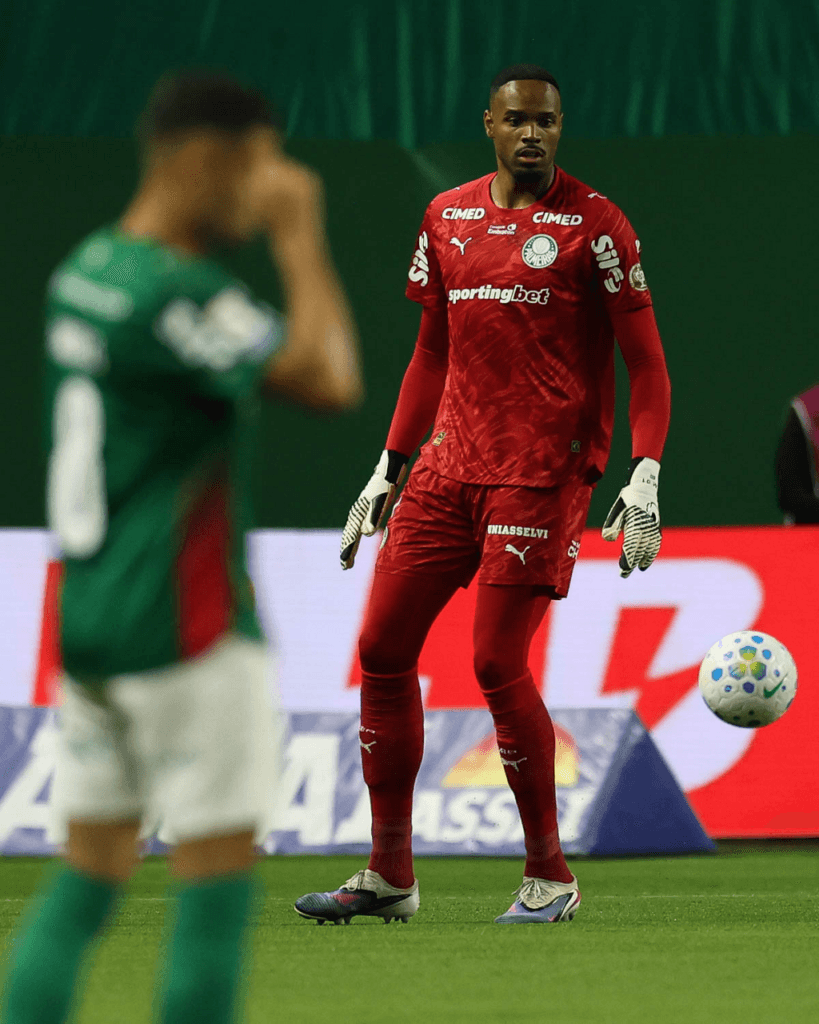 Abel Ferreira sai em defesa de Carlos Miguel após derrota do Palmeiras. Veja o recado do técnico, a análise do momento e os impactos no Verdão.