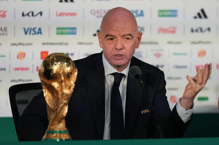 O presidente da FIFA respondeu às críticas sobre a Copa do Mundo de 2026, afirmando que o futebol é união, não política. Confira a análise do caso.
Categoria Oficial: Futebol Internacional