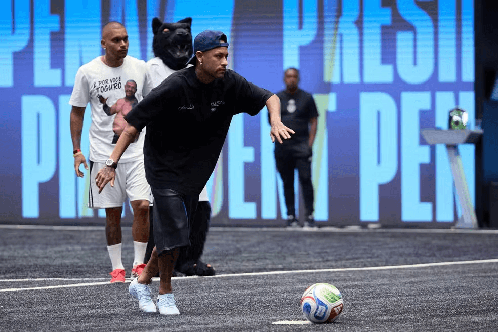 Neymar e Lamine Yamal estreiam no Mundial da Kings League. Veja os detalhes da competição de Gerard Piqué, o impacto das estrelas e a análise do F14 Sports.
Categoria Oficial: Futebol Internacional