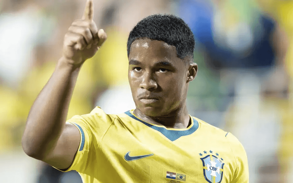 ENDRICK PODE SAIR POR EMPRÉSTIMO? ⚪🇧🇷 A forte concorrência no ataque do Real Madrid reacendeu o debate sobre o futuro da joia brasileira. Ficar e lutar por espaço ou buscar minutos fora? Confira a análise detalhada no F14 Sports!