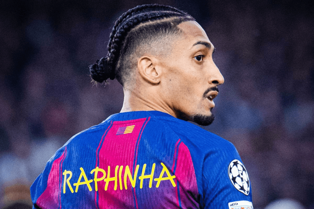 Raphinha enfrenta concorrência acirrada no ataque do Barcelona. Entenda como o cenário do elenco impacta o futuro do brasileiro no F14 Sports!