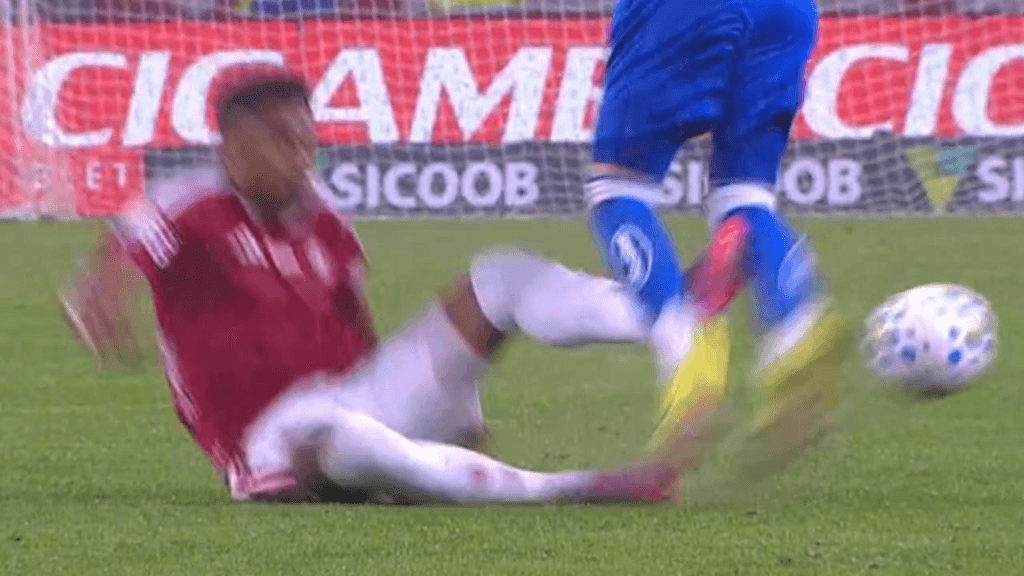 O STJD puniu o zagueiro Victor Gabriel, do Internacional, com 6 jogos mais o tempo de lesão de Gabriel Pec. Veja os detalhes da sessão e a polêmica do áudio falso do VAR!