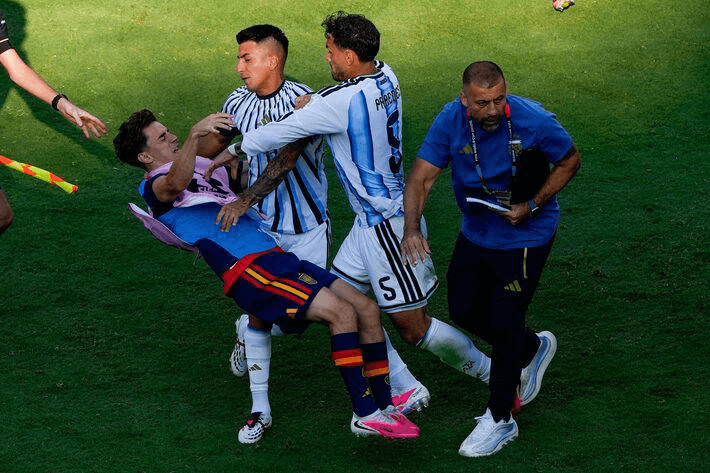 A Fifa investiga a Argentina por incidentes na Copa do Mundo. Entenda as acusações contra jogadores e a AFA após a final contra a Espanha.