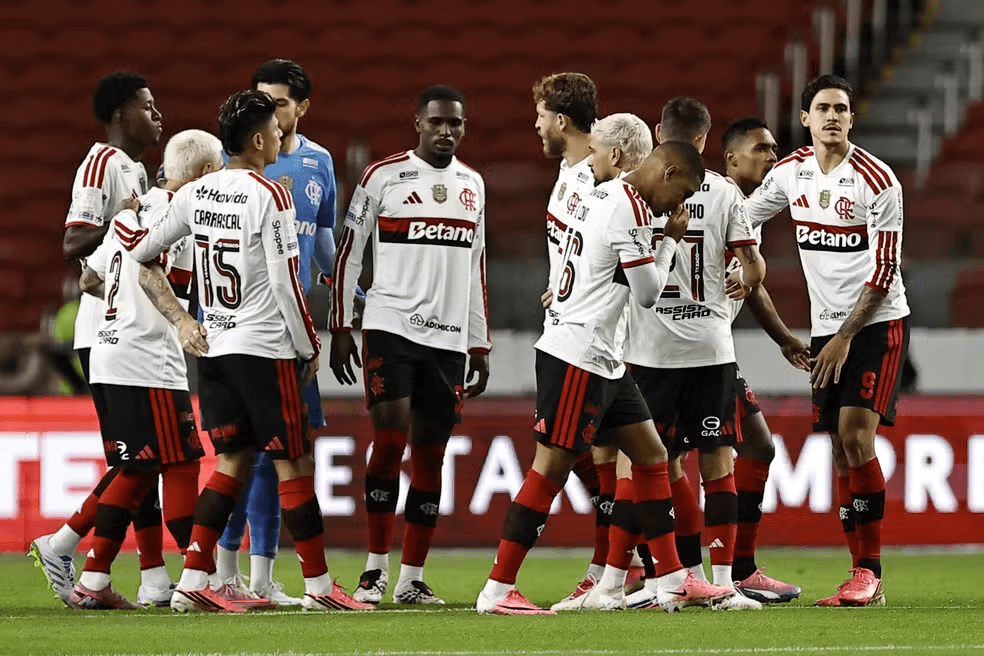 O Palmeiras goleou o Vitória por 4 a 0 e disparou na liderança do Brasileirão. Veja a análise completa da rodada, o tropeço do Flamengo e a tabela atualizada!