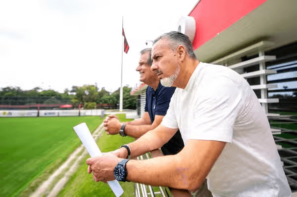 O Flamengo iniciou um hiato de 10 dias sem jogos para corrigir falhas táticas, recuperar lesionados e acelerar por Thiago Almada. Veja a análise no F14 Sports!