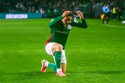 Com dois gols de Maurício e um de Sosa, Palmeiras vence o Coritiba por 3 a 1 sob o comando de João Martins e fecha o 1º turno fortalecido no Brasileirão.