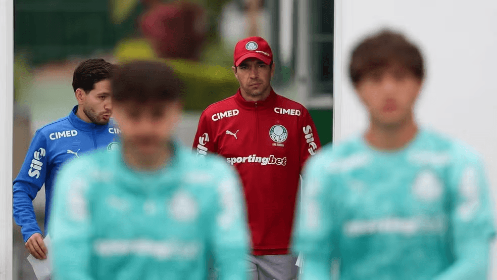 Abel Ferreira deve promover mudanças no Palmeiras contra o Fortaleza. Veja quem pode ser poupado, quem ganha oportunidade e a provável escalação do Verdão.
